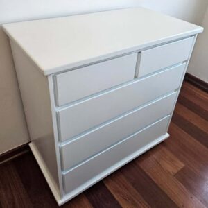 Cômoda restaurada com acabamento em laca branca.