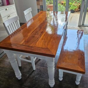 Mesa e banco restaurados com acabamento natural em verniz, destacando a madeira polida.