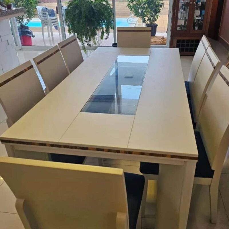 Mesa de jantar restaurada com laqueação branca na estrutura, tampo de vidro renovado e troca completa de tecido.