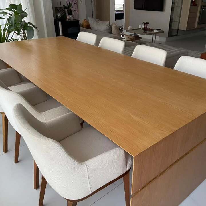 Mesa de jantar restaurada com acabamento natural em verniz e cadeiras com troca completa de tecido em tons bege.