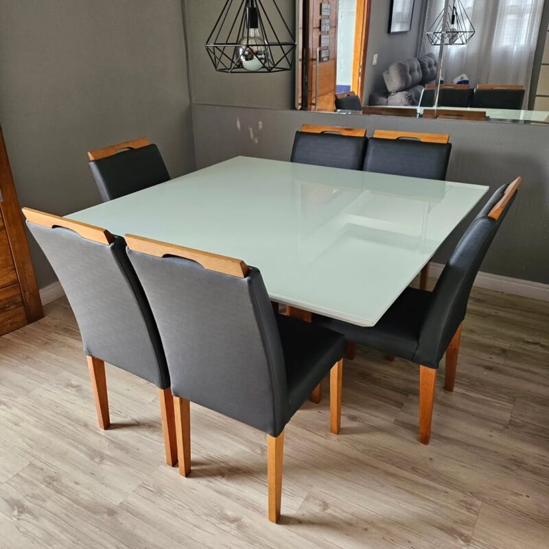 Mesa de jantar restaurada com troca de tampo em vidro e cadeiras com troca completa de tecido em preto.