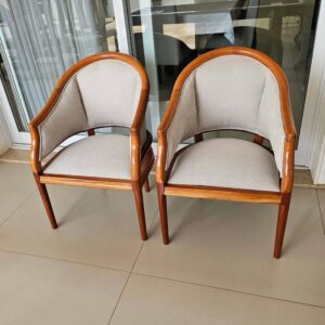 Poltronas restauradas com acabamento natural em verniz e troca completa de tecido.